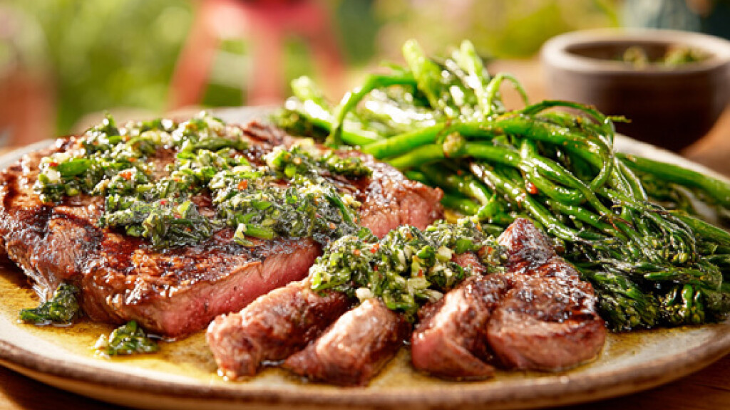 Tagliata di manzo alla griglia con salsa alle erbette e agretti - tagliata-manzo-agretti