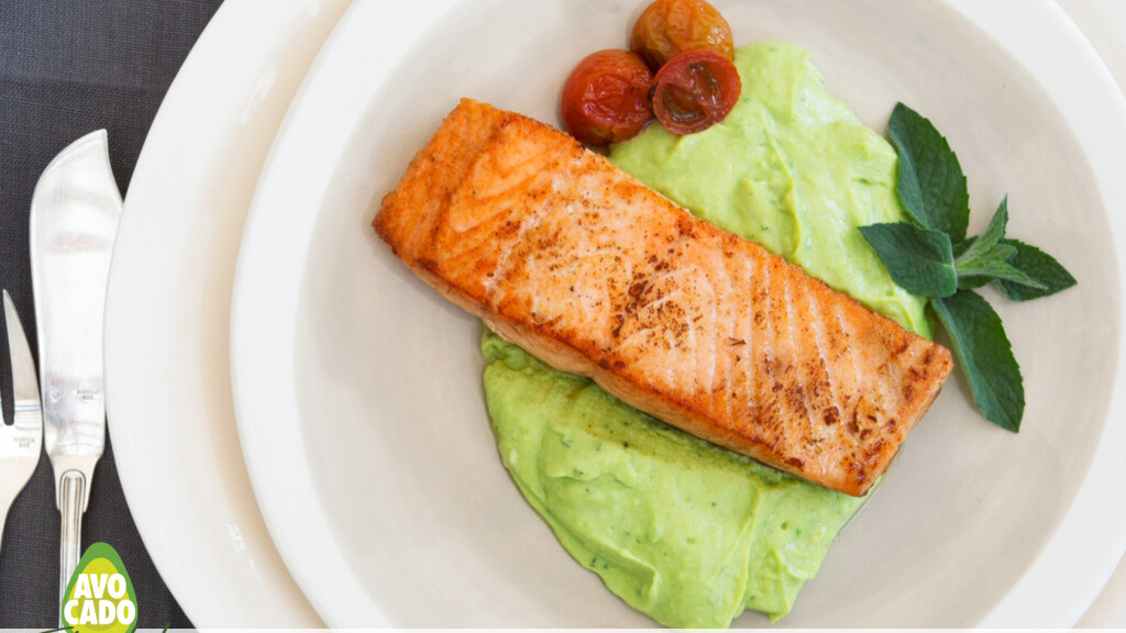 Salmone grigliato su mousse di avocado - Salmone grigliato su mousse di avocado e coriandolo