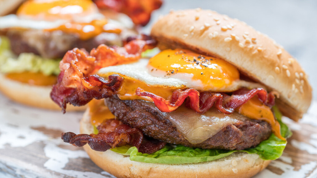 Hamburger con uovo e salsa al formaggio - Hamburger-uovo-salsa-formaggio