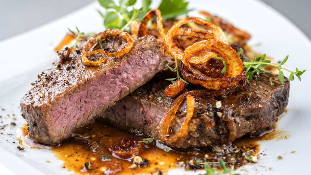 Bistecca alla griglia con anelli di cipolla - Bistecca alla griglia con anelli di cipolla