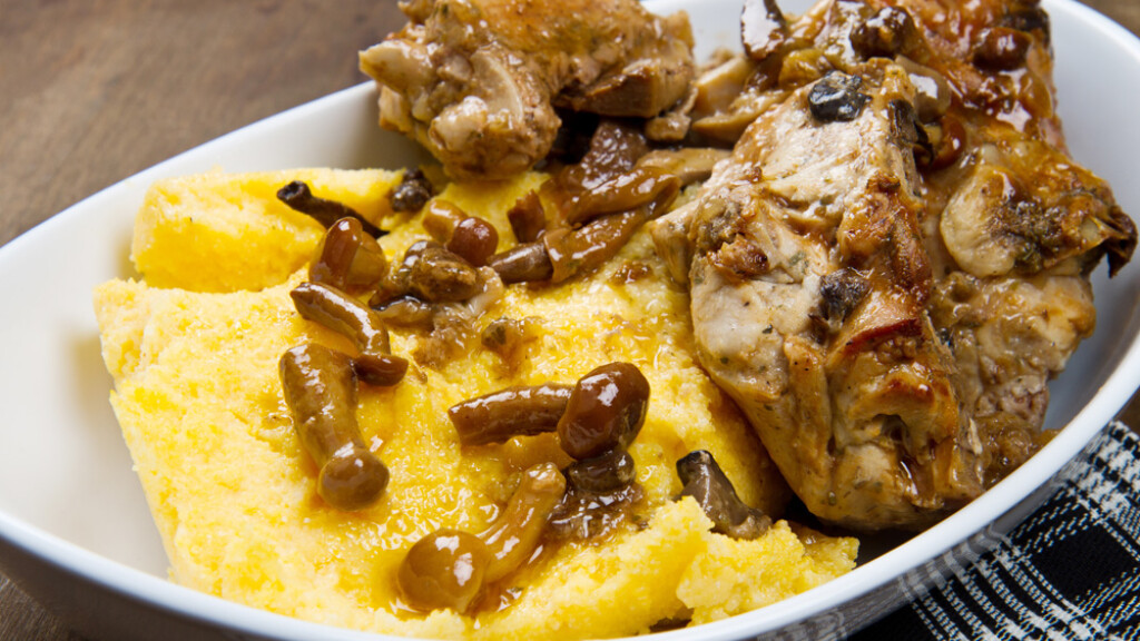 Coniglio in umido con funghi e polenta - Coniglio in umido con funghi e polenta