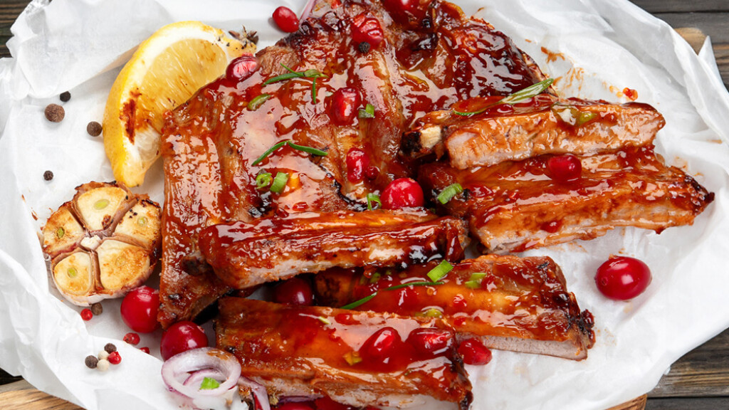 Costine di maiale con salsa ai ribes e melagrana - costine-maiale-salsa-ribes-melagrana