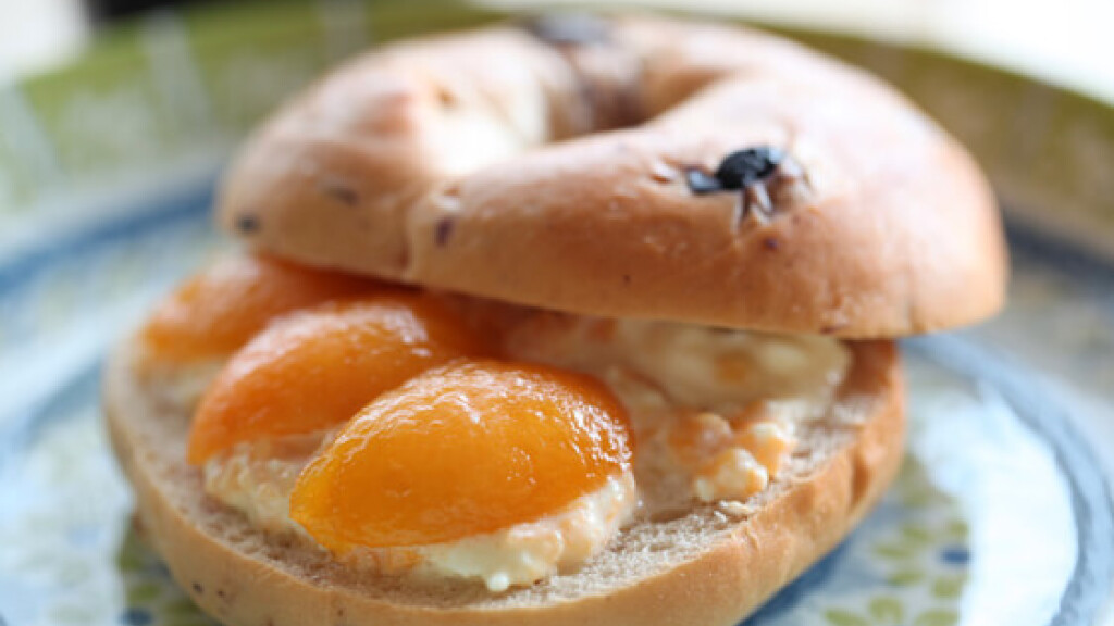 Bagel con Nespole e formaggio - Bagel con Nespole e formaggio