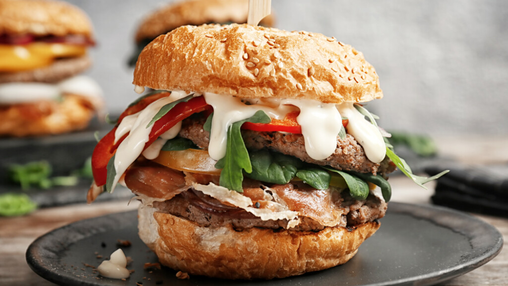 Hamburger peperoni, bacon e salsa yogurt - hamburger-peperoni-agrodolce-becon-salsa-yogurt