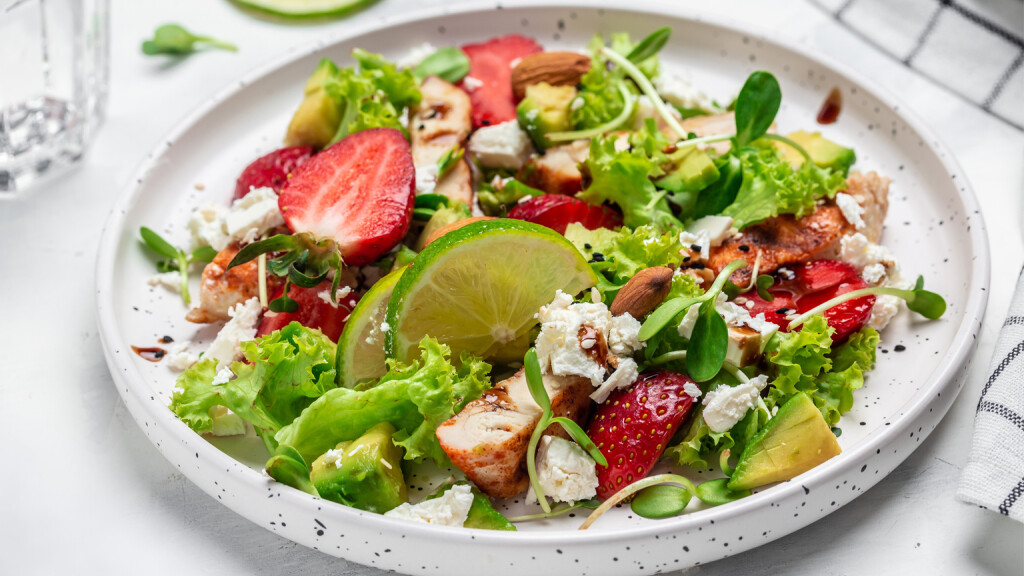 Insalata estiva con pollo, fragole e avocado - insalata-estiva-pollo-fragole-avocado