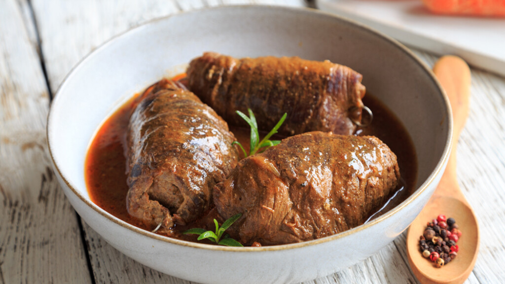 Involtini con fettine di bovino al sugo - Involtini con fettine di bovino al sugo