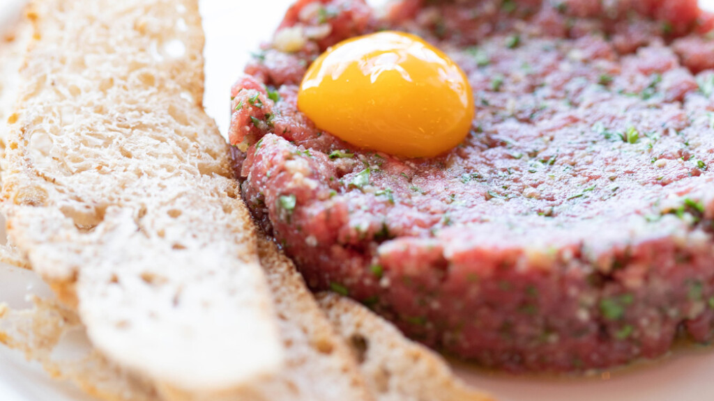 Tartare alle erbe con tuorlo e vinaigrette - tartare-uovo-erbette