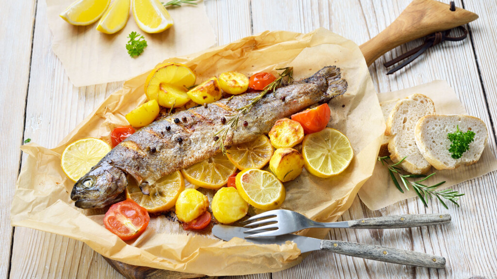 Trota al forno con patate e pomodorini - trota-al-forno