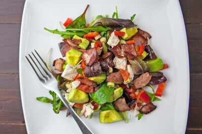 Insalata con pollo, avocado e peperoni - Insalata-pollo-avocado-peperoni-pancetta