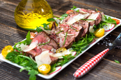 Tagliata con rucola e pomodorini - ricetta tagliata piemontese rucola pomodirini