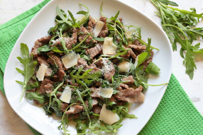 Straccetti con rucola e scaglie di parmigiano - Straccetti con rucola e scaglie di parmigiano